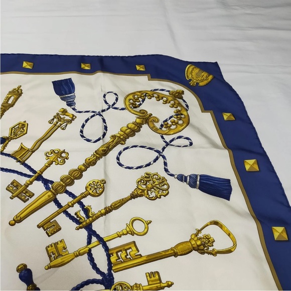 Hermes 💯 Silk Blue white and gold key scarf Large - Picture 4 of 15